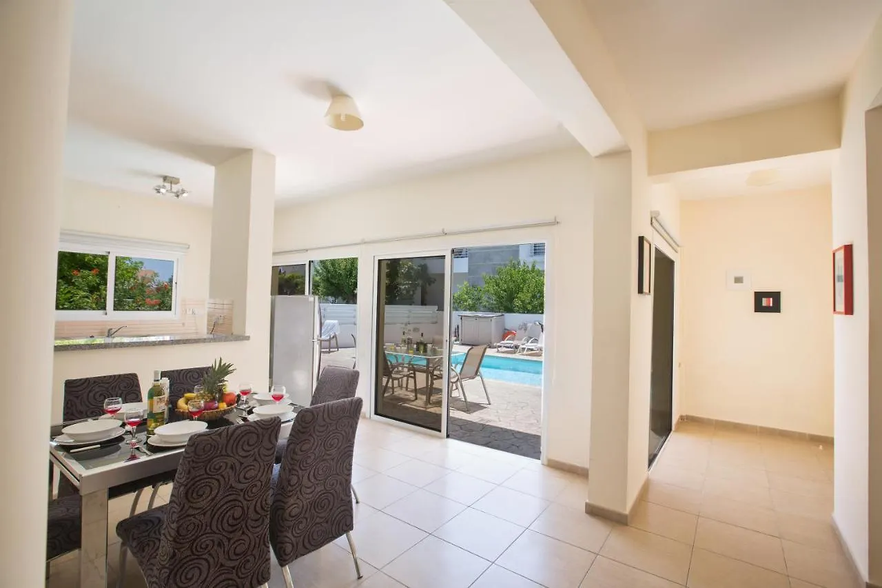 Delfini Villas 0*, Протарас